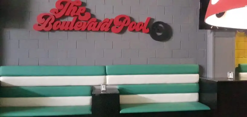 sofa con el nombre del bar