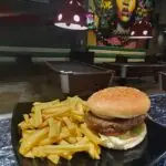Hamburguesa artesana en la carta de Boulevard Pool Badajoz